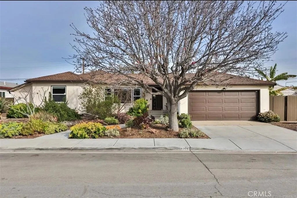 3 bed, 1.5 bath, 2152 sqft, $5,200 — Photo 1