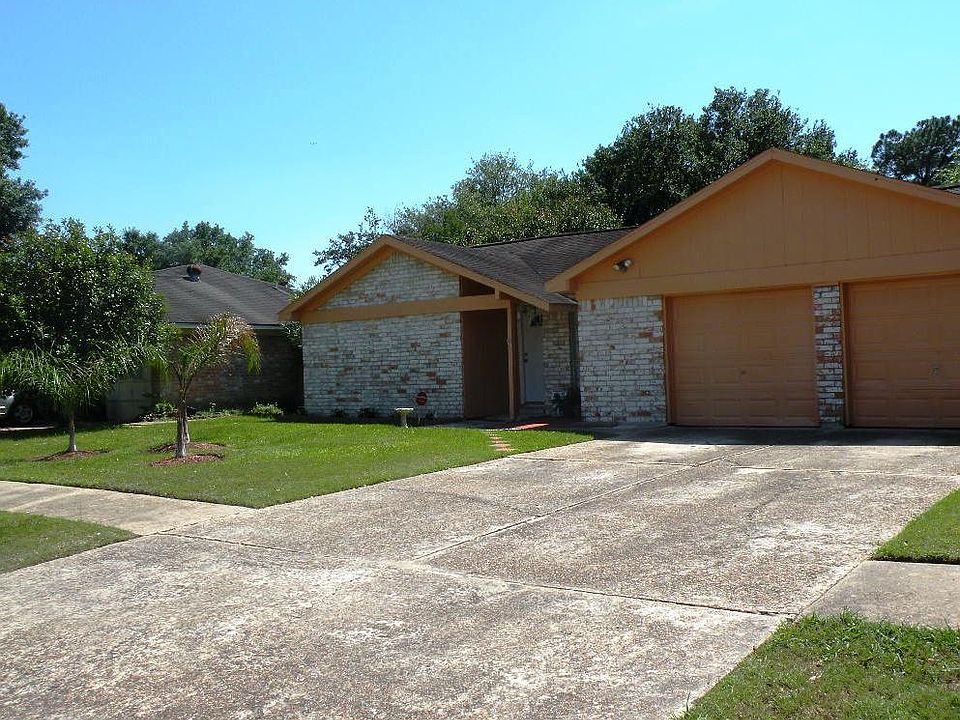 Single story with 4 sides Brick. Double garage and driveway, deep enough to park 4 cars in the drive