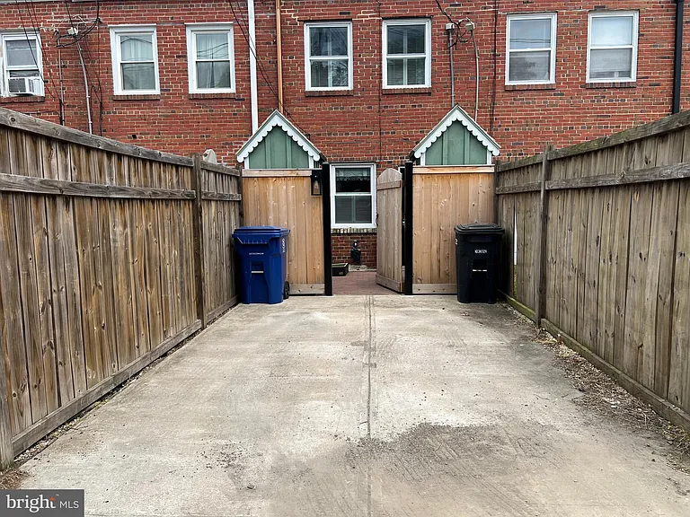 418 N Henry St — Photo 53