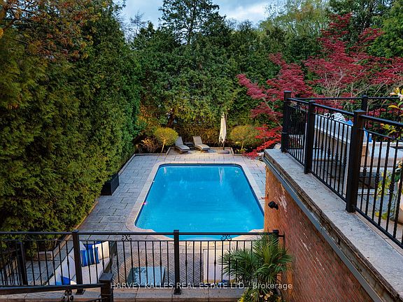 3rd image of 215 Dunvegan Rd