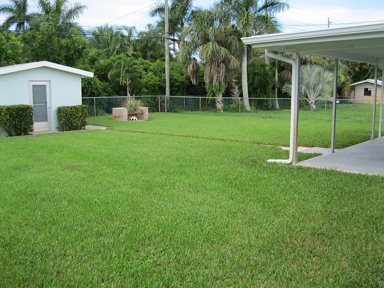 1124 Hilltop Dr — Photo 3