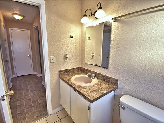 5th image of 701 Holt Cir
