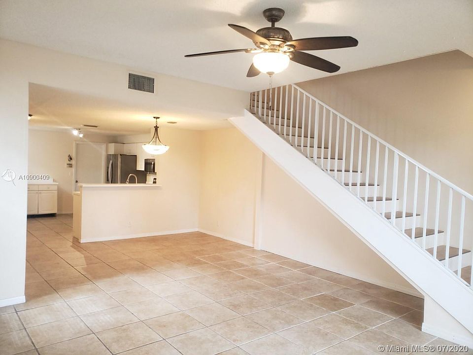 1st image of 962 Sevilla Cir