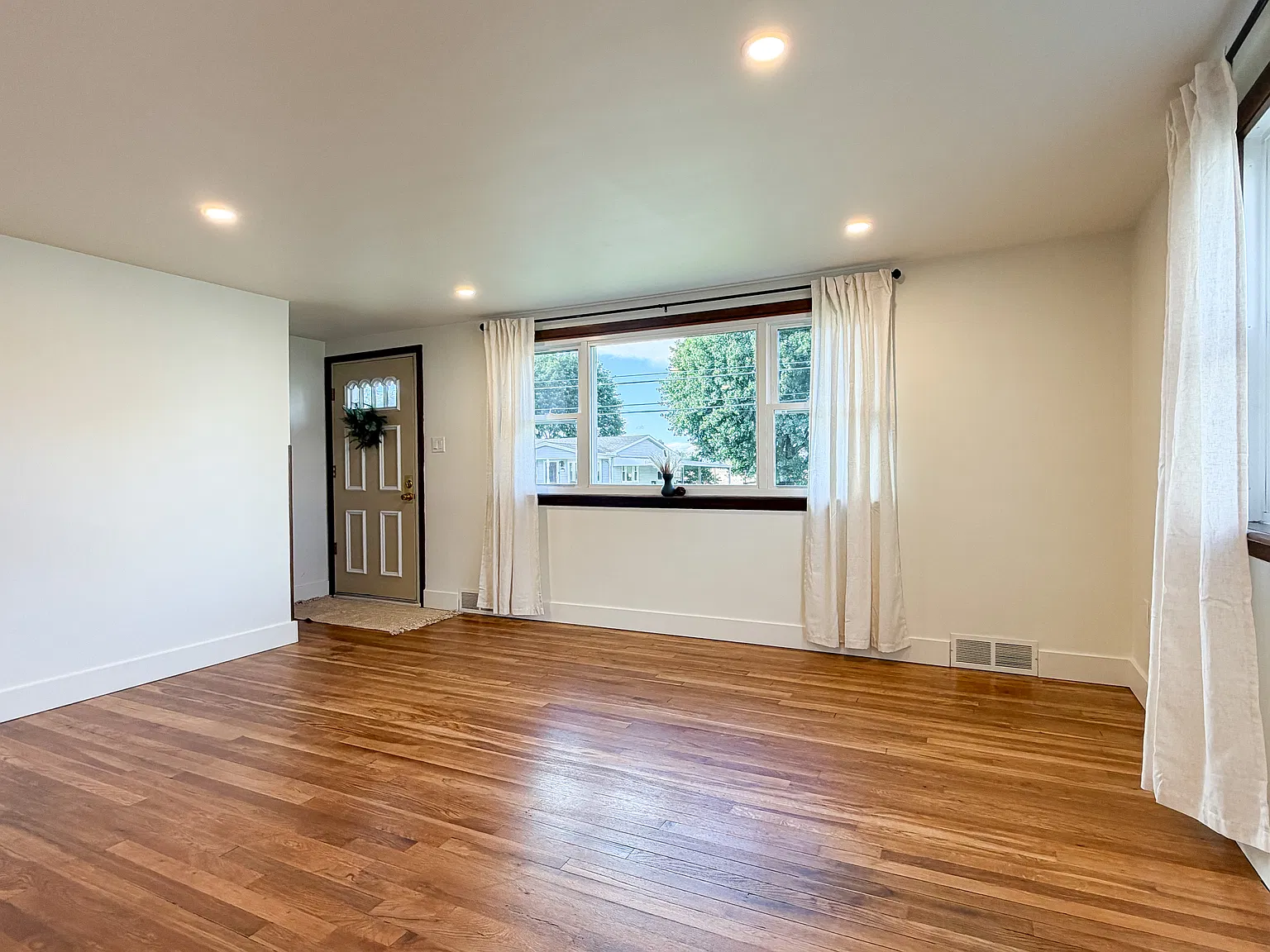 3 bed, 1344 sqft, $1,495 — Photo 2
