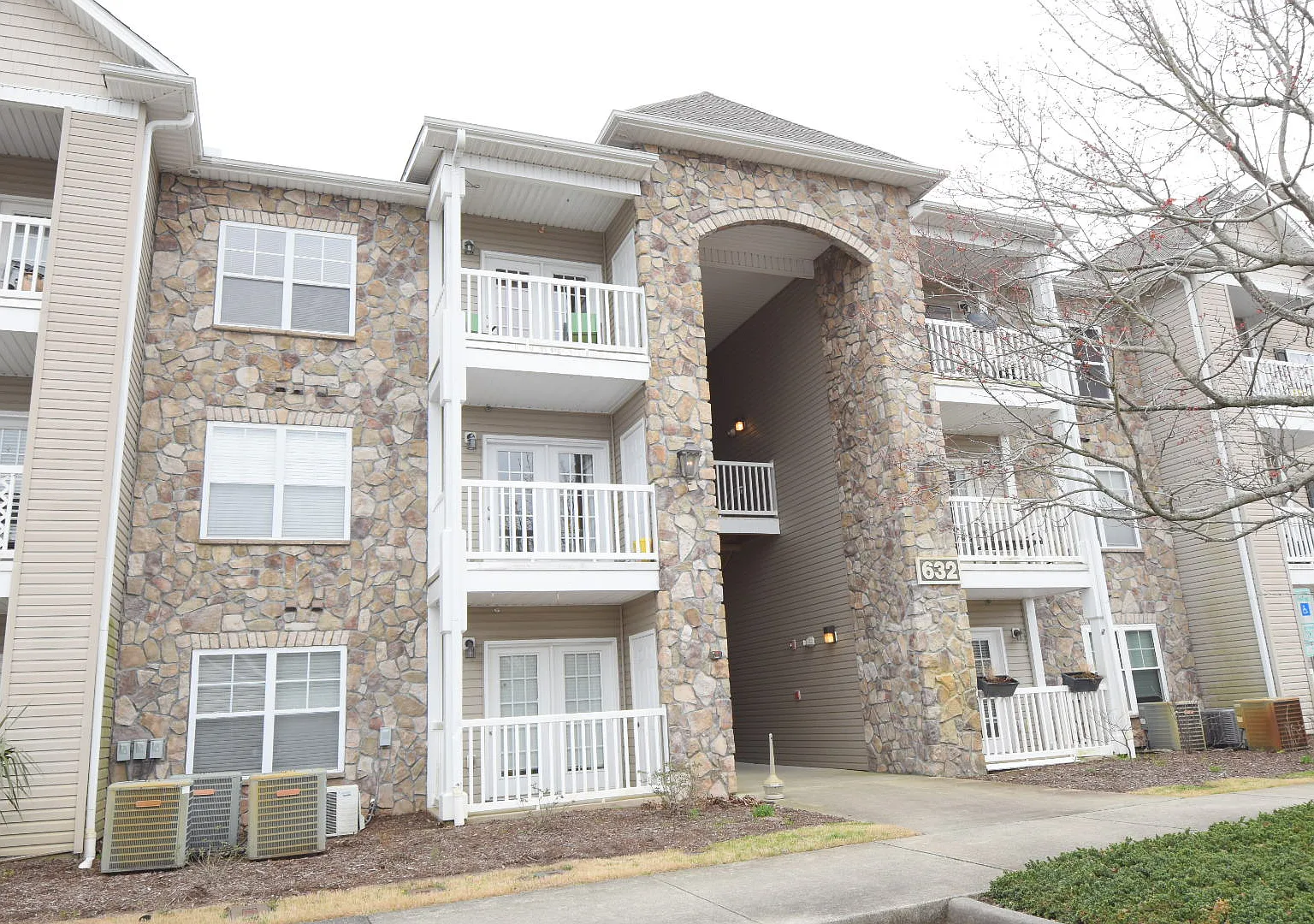 1 bed, 845 sqft, $1,225 — Photo 1
