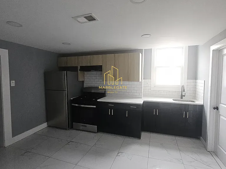 559 Grove St #22A — Photo 1