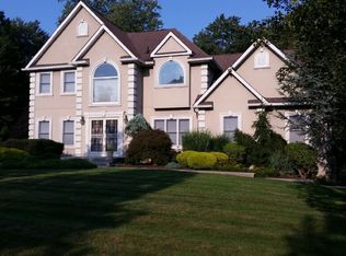 8 Hana Ct, West Nyack, NY 10994