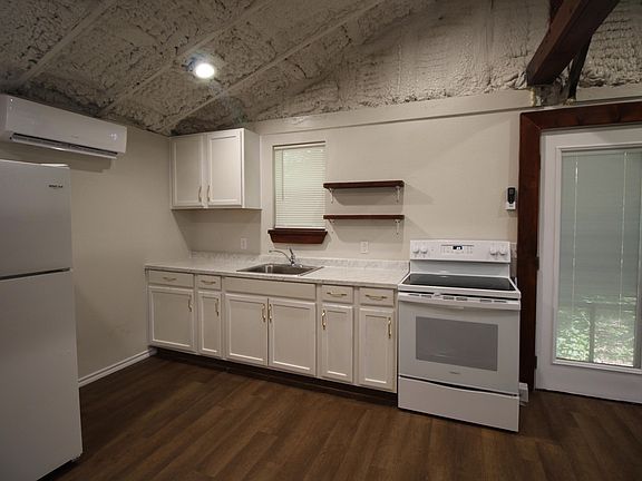 3rd image of 213 N Waldrip St