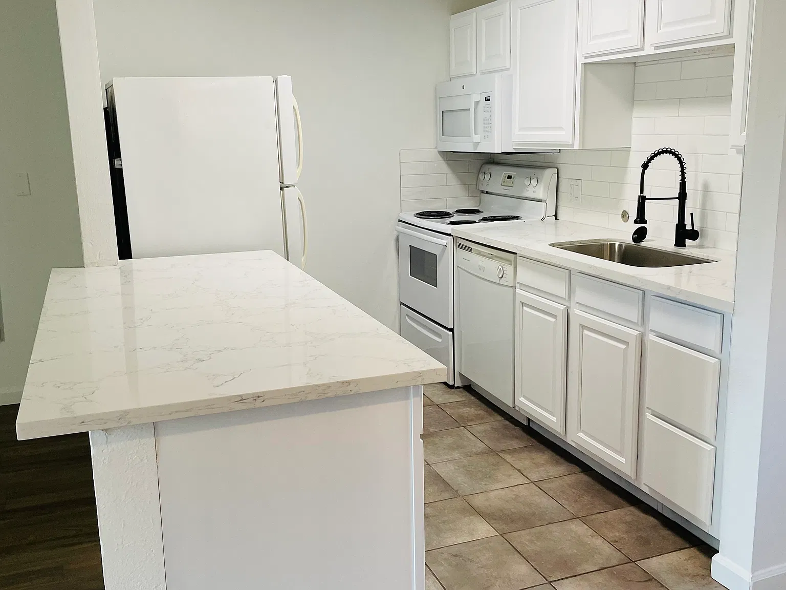 2 bed, 839 sqft, $2,699 — Photo 2