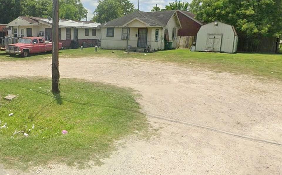 2nd image of 3564 Mount Pleasant St