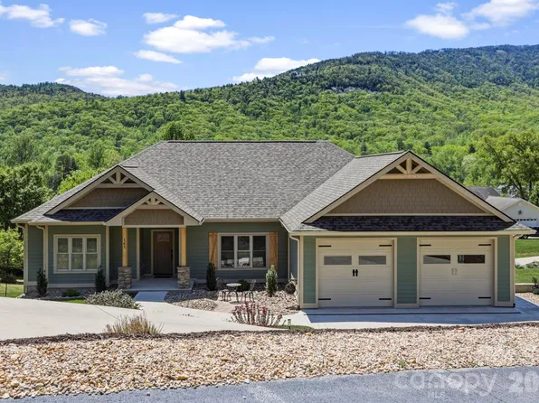 141 N Crab Meadow Dr, Hendersonville, NC 28739