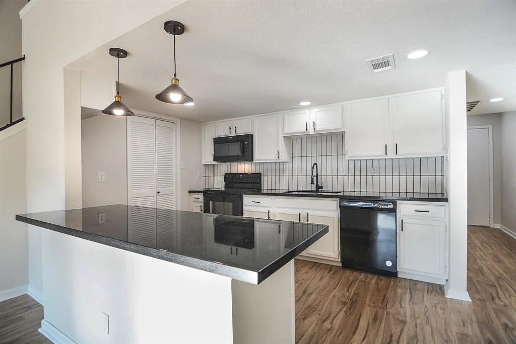 2 bed, 1070 sqft, $1,800 — Photo 2