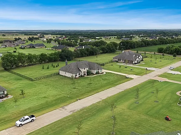 330 Waterview Dr, Gunter, TX 75058