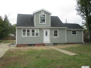 33 E Cedar St, Central Islip, NY 11722