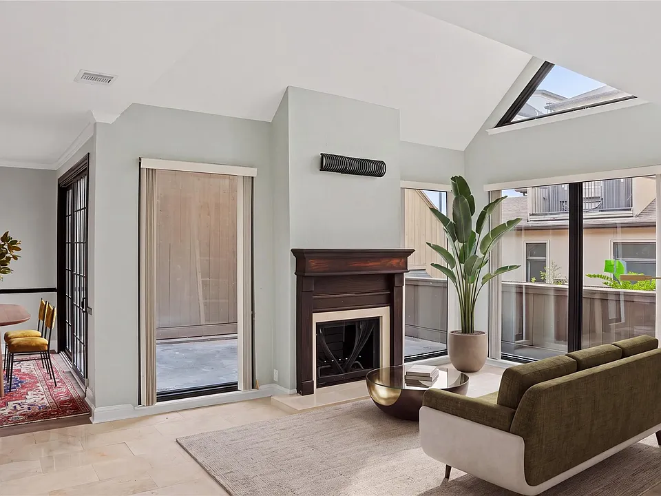 102 Litchfield Ln