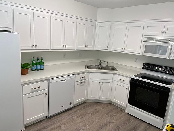 3rd image of 1575 Wayzata Blvd W #E