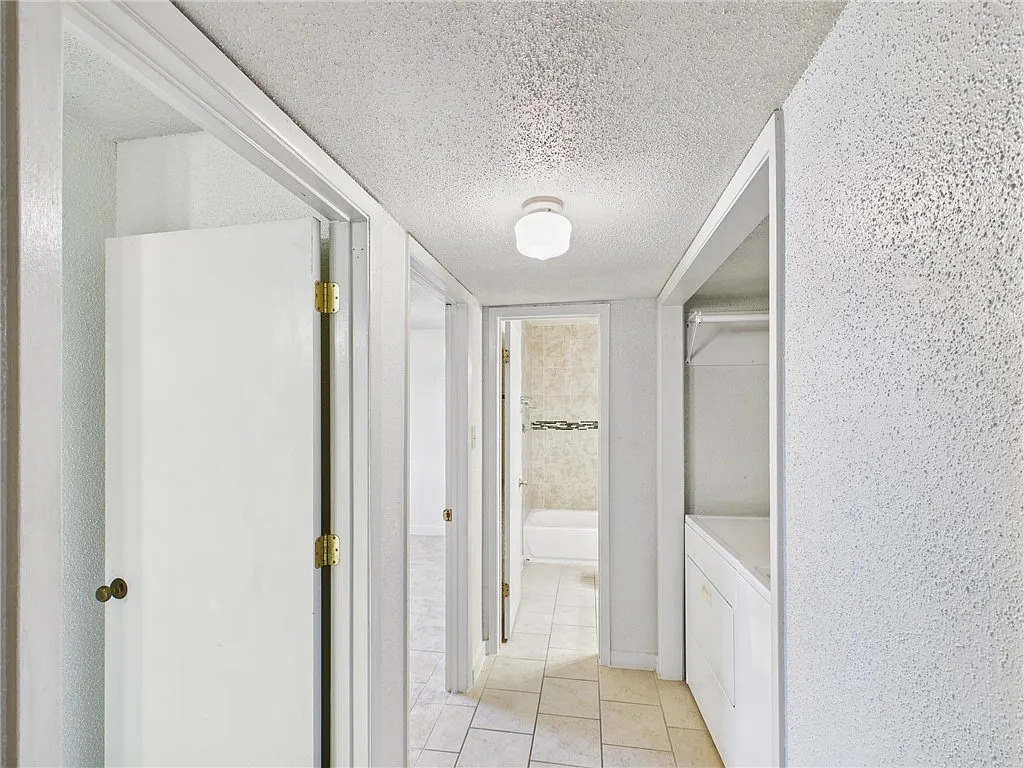 Building Photo - 1500 Oakdale Cir #B