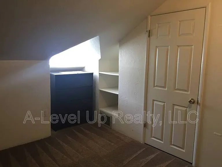 723 E 6th St — Photo 7