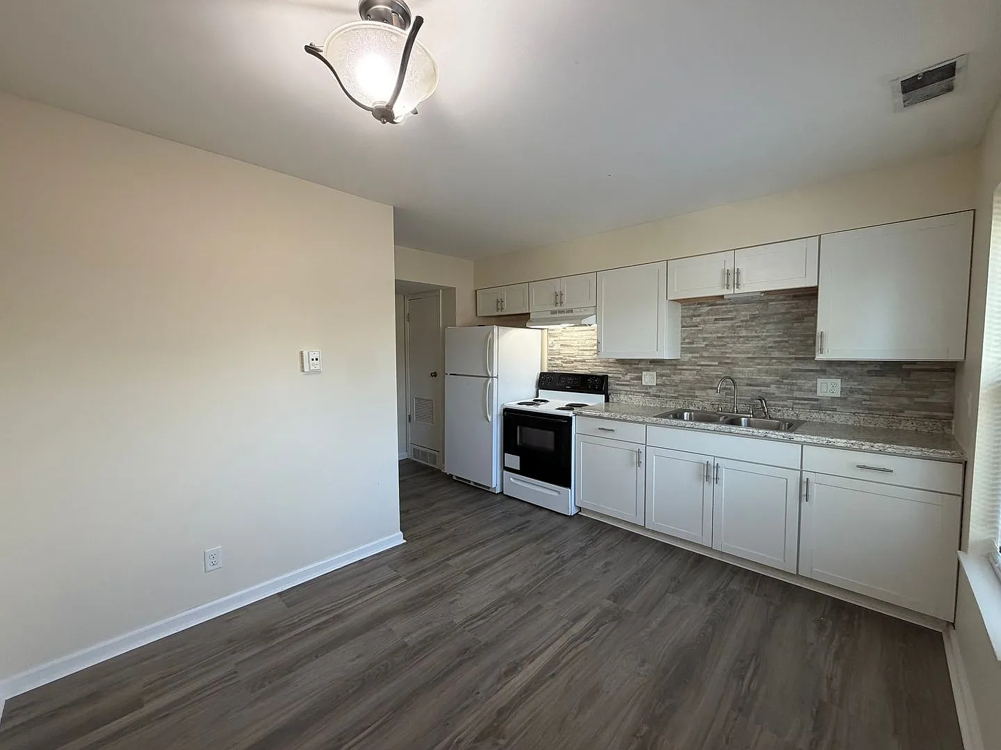 911 Georgian Drive — Photo 2