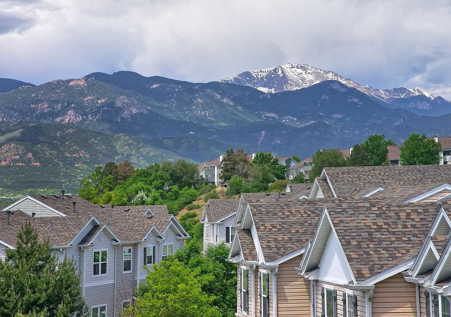 Beautiful 2 Bedroom Townhome with Mountain Views in The Bluffs at Springs Creek! — Photo 3