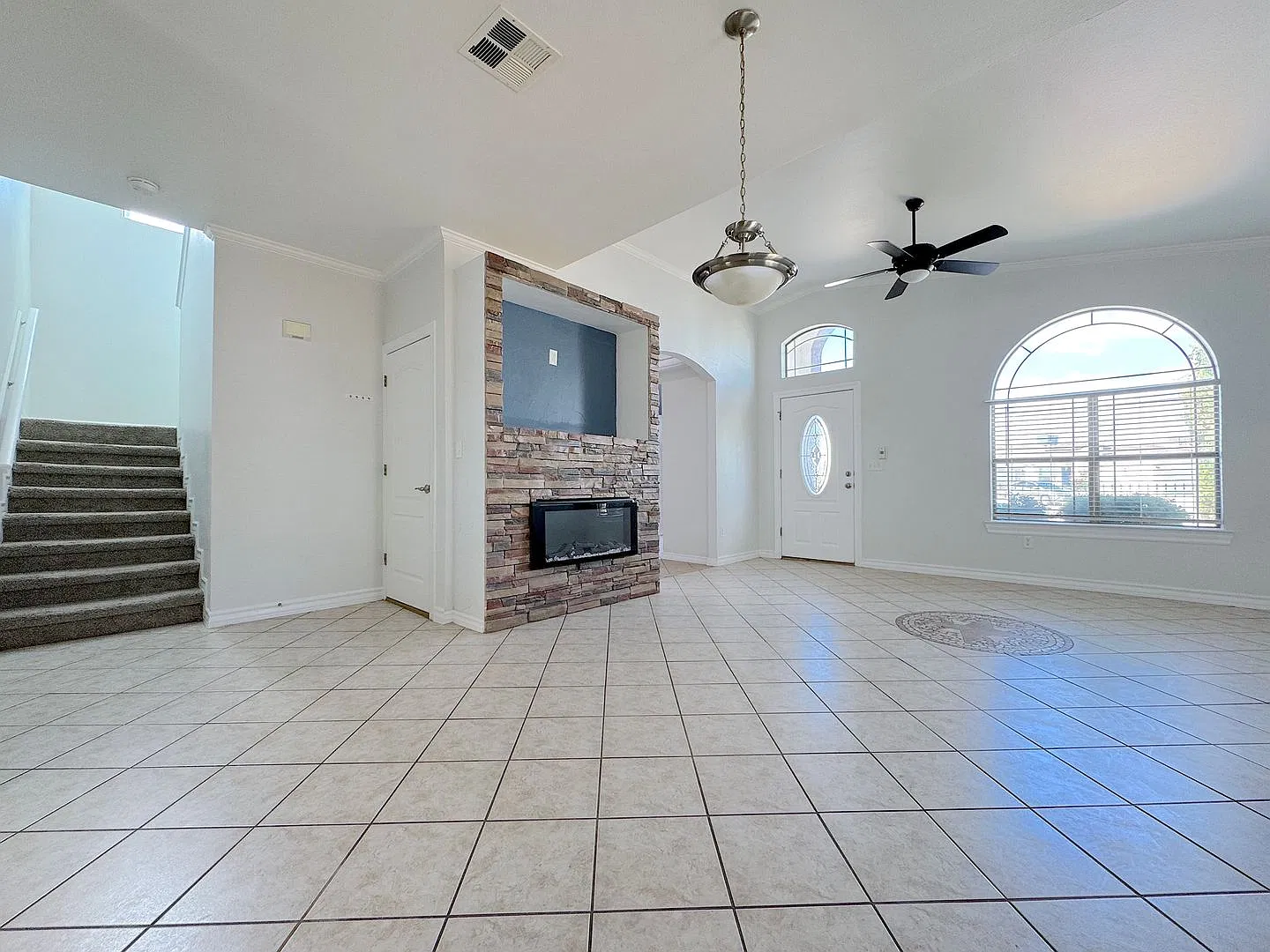 East El Paso 4bed/3.5bath Refrig A/C with Casita Perfect for Large Families! — Photo 2