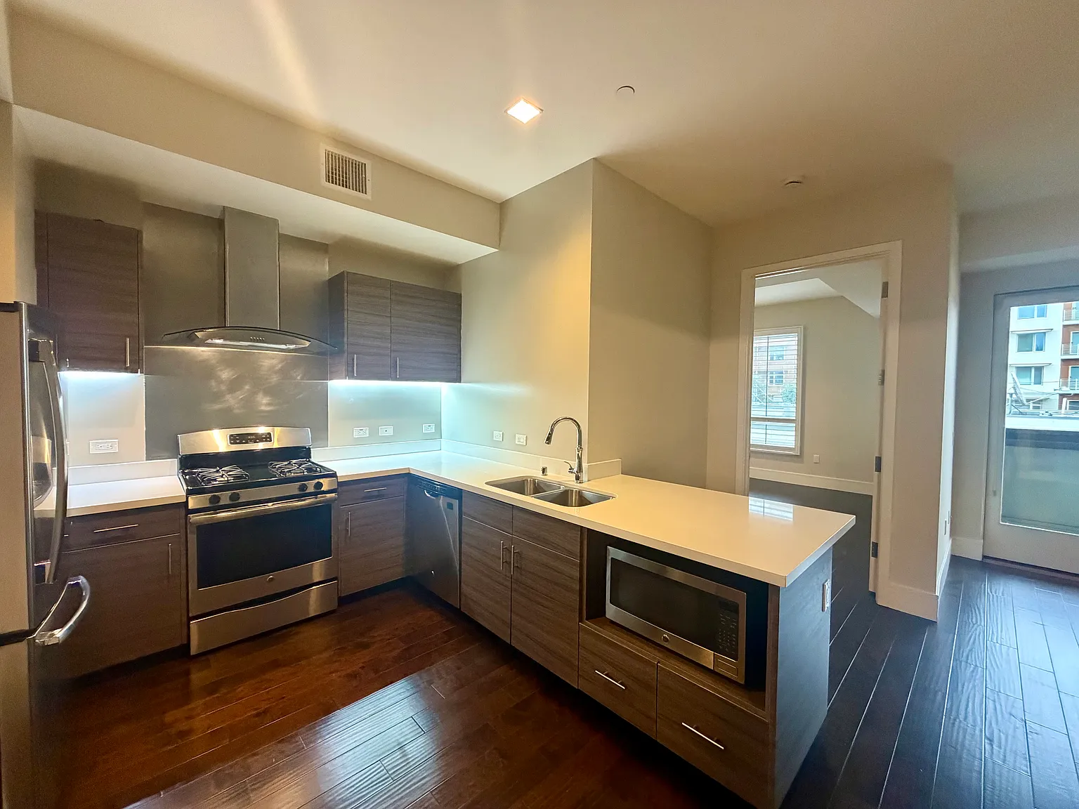 1 bed, 715 sqft, $3,400 — Photo 3