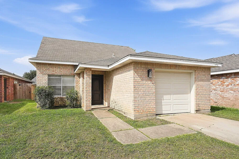 4 bed, 2.0 bath, 1343 sqft, $1,675 — Photo 2
