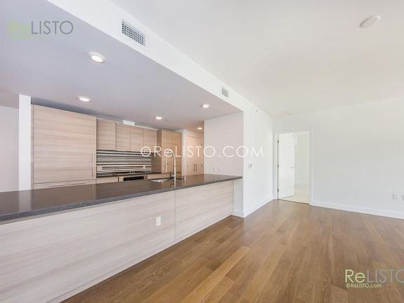 3rd image of 718 Long Bridge St APT 400