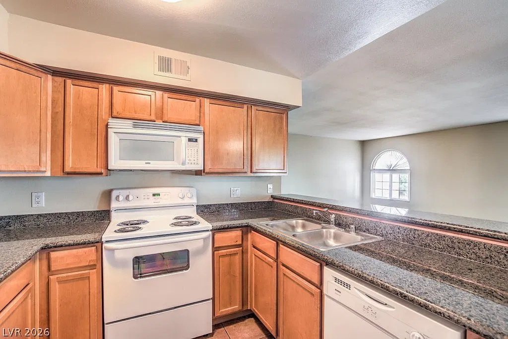 2 bed, 2.0 bath, 981 sqft, $1,445 — Photo 4