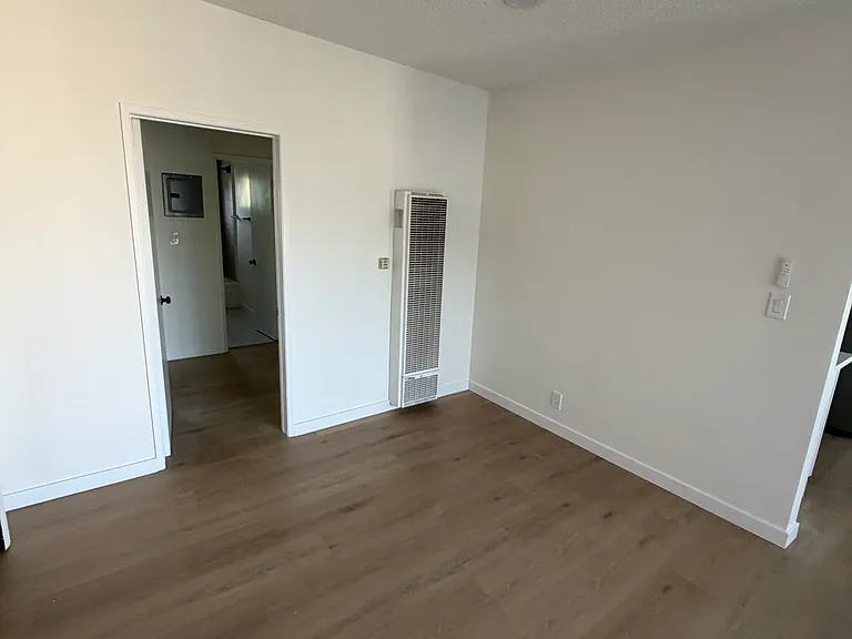 2733 Montrose Ave #5 — Photo 6