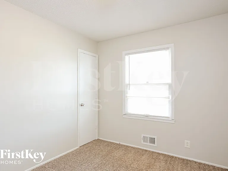 1043 E Lexington Ave — Photo 11