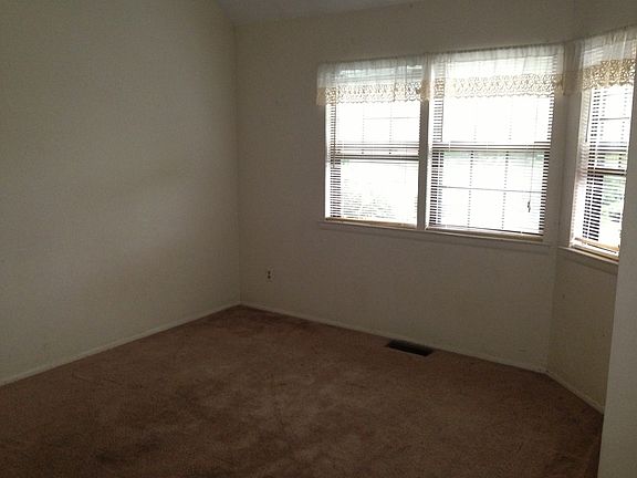4th image of 38 Lexington Ln