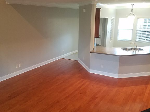 5th image of 372 Meadow Walk Ln