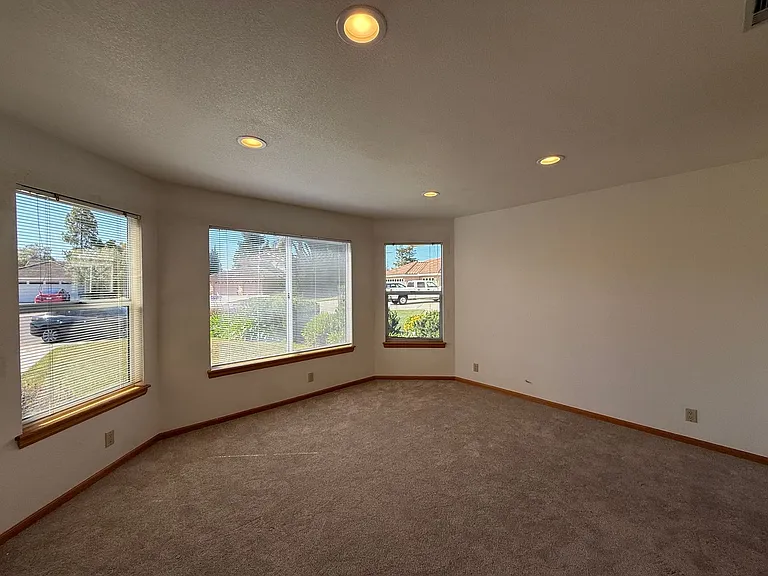1470 Mercer Ct — Photo 6
