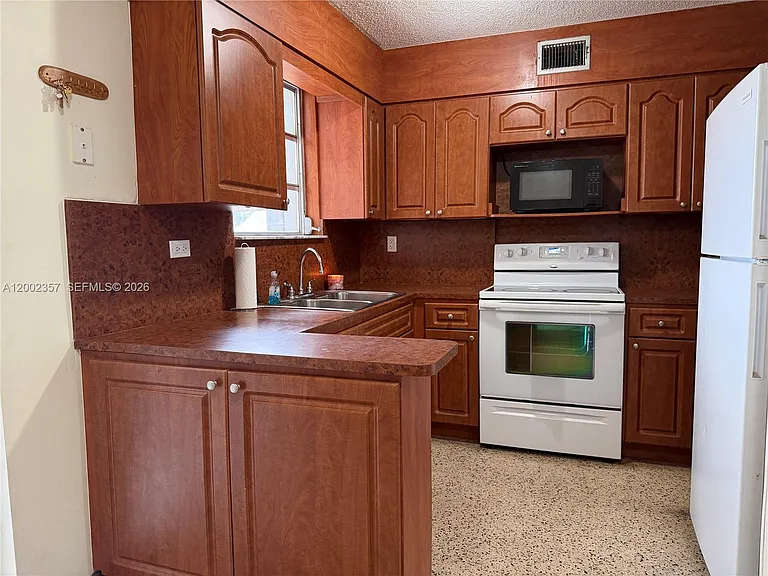 251 SW 69th Ave — Photo 10