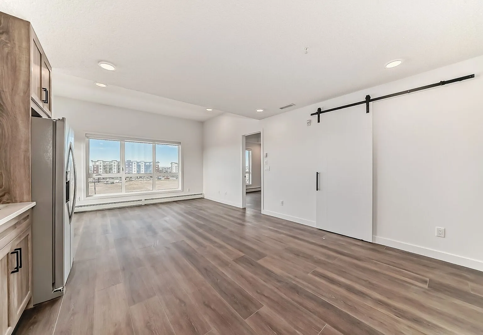 2 Underground Parking Stalls! 2 Bed 2 Bath Top Floor Corner Unit in The Maverick! (IP128) — Photo 4