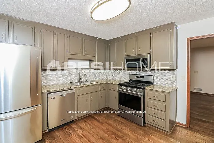 4 bed, 2.0 bath, 1762 sqft, $2,400 — Photo 3