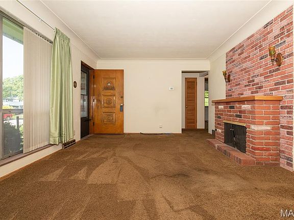 3rd image of 9 Fairway Dr