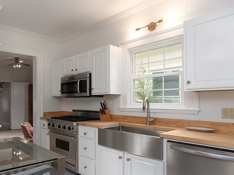 562 State St — Photo 3