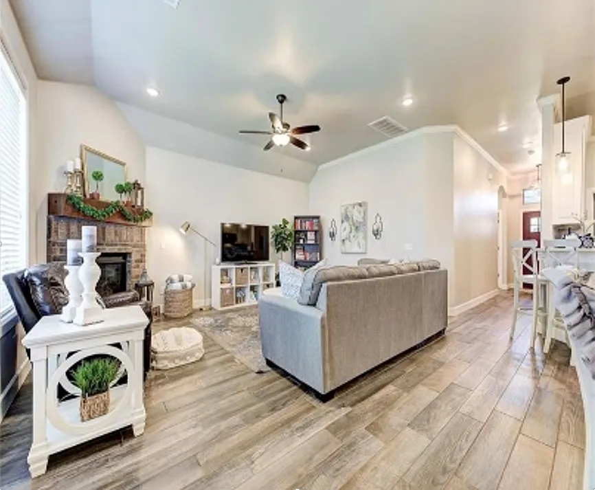 3 bed, 1713 sqft, $2,400 — Photo 3
