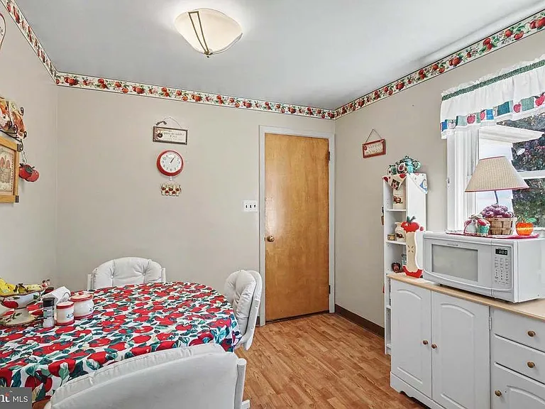 422 Westview Dr — Photo 3