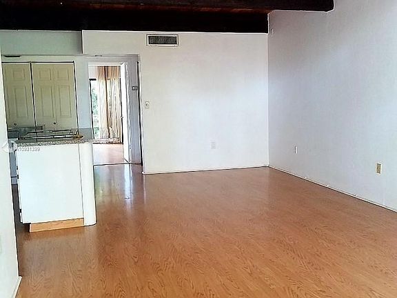 3rd image of 19304 NE 25th Ave APT 204C