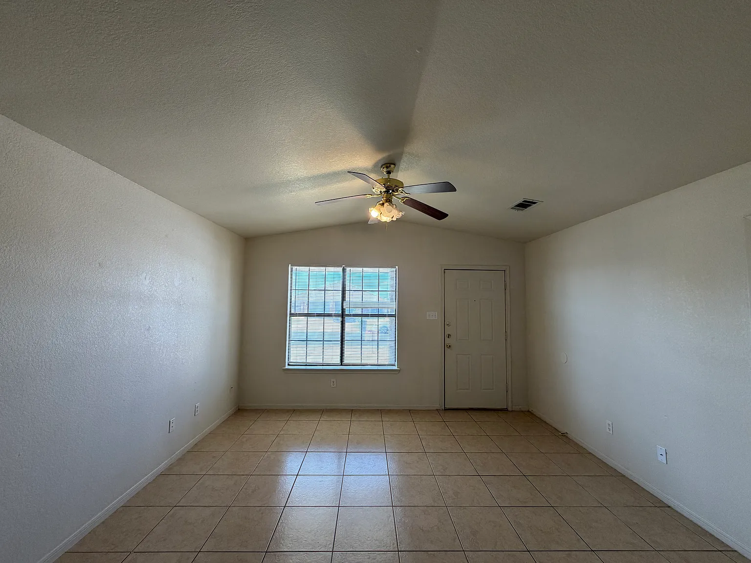3 bed, 1072 sqft, $1,095 — Photo 4