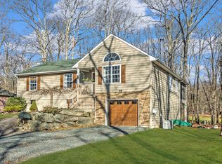 160 Eastwood Dr, Greentown, PA 18426