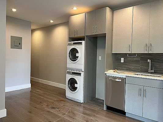 3rd image of 228 E 116th St APT 17