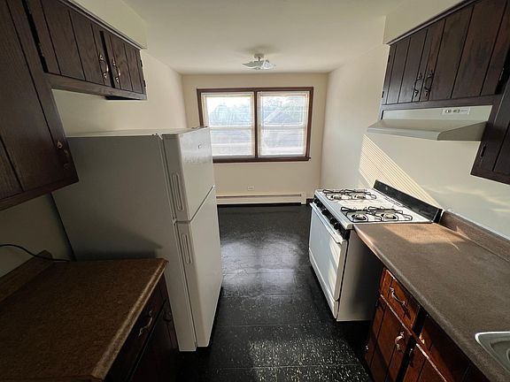 3rd image of 557 Wentworth Ave #2N