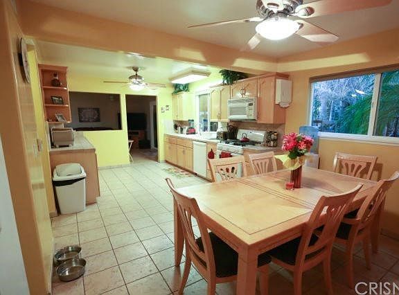 Kitchen with nice dine-in eating area.