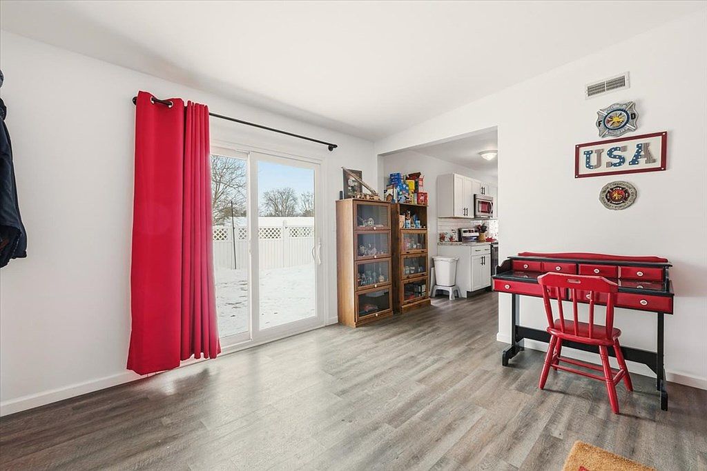 Listing photo 5 for 80 Essex Rd