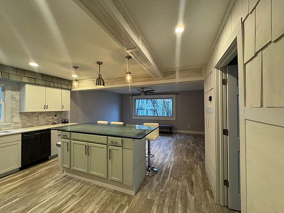 3rd image of 7281 Meadowlawn Dr