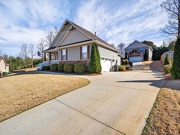 3rd image of 218 Willowgreen Way